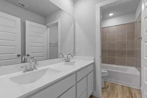 Bath - 5503 Franklin Hls, Von Ormy, TX 78073 photo 3 of 6