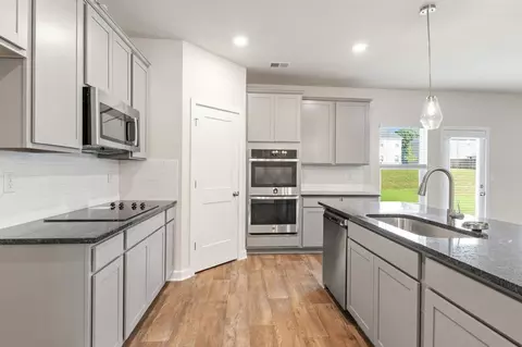 Kitchen - 147 Post Oak Dr, Jackson, GA 30233 photo 6 of 6