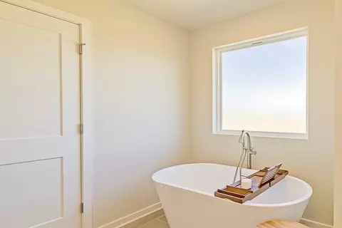 Bath - 147 Post Oak Dr, Jackson, GA 30233 photo 1 of 8