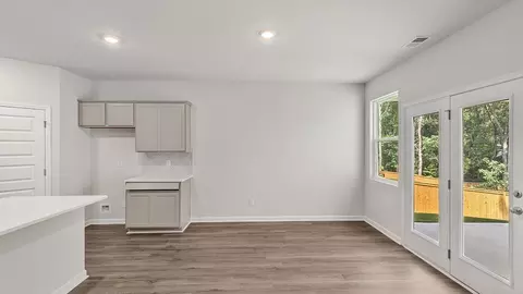 Living - 400 Teamon Pointe Dr, Griffin, GA 30223 photo 1 of 3