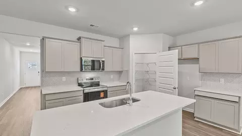 Kitchen - 400 Teamon Pointe Dr, Griffin, GA 30223 photo 2 of 4