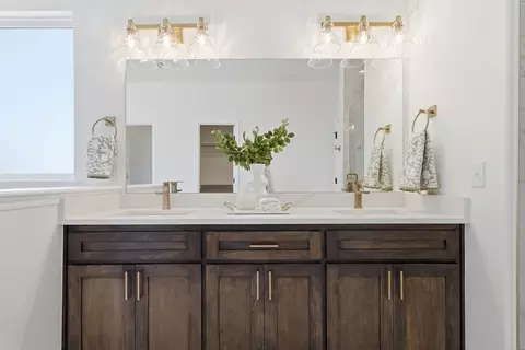 Bath - 2105 W Aurora St, Broken Arrow, OK 74014 photo 8 of 12