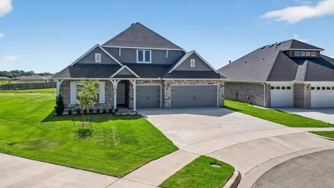 Exterior - 2105 W Aurora St, Broken Arrow, OK 74014 photo 4 of 12