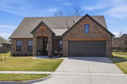 Exterior - 2105 W Aurora St, Broken Arrow, OK 74014 photo 8 of 12
