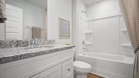 Bath - 1063 Realm Rd E, Mobile, AL 36608 photo 3 of 5