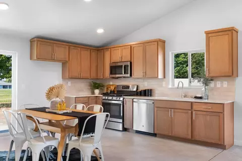 Kitchen - 108 Blantons Lp, Grandview, WA 98930 photo 1 of 3