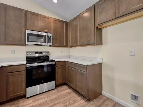 Kitchen - 390 Olympic Dr, Pacific, MO 63069 photo 3 of 5