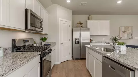 Kitchen - 7515 N 154th E Ave, Owasso, OK 74055 photo 7 of 9