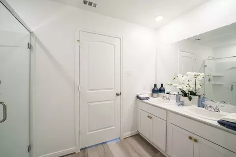Bath - 11238 Katzer Pl, Converse, TX 78109 photo 4 of 6