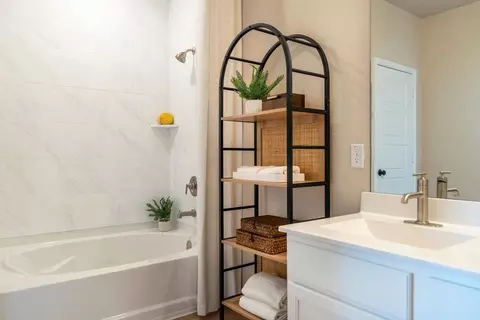 Bath - 10038 Punta Verde Ave, Converse, TX 78109 photo 7 of 12