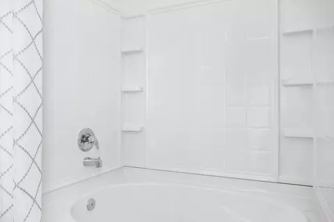 Bath - 10038 Punta Verde Ave, Converse, TX 78109 photo 6 of 12