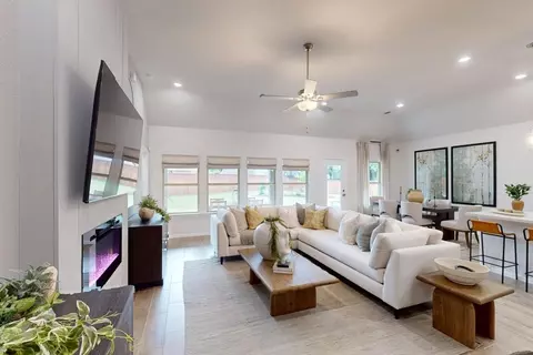 Living - 3129 Royal Throne Ct, Denton, TX 76208 photo 1 of 1