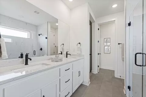 Bath - 20632 Barker St, Spring Hill, KS 66083 photo 2 of 5