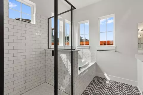 Bath - 7900 Skytree Dr, Austin, TX 78744 photo 4 of 7