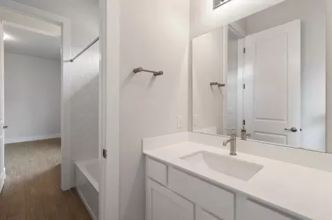 Bath - 7900 Skytree Dr, Austin, TX 78744 photo 6 of 7