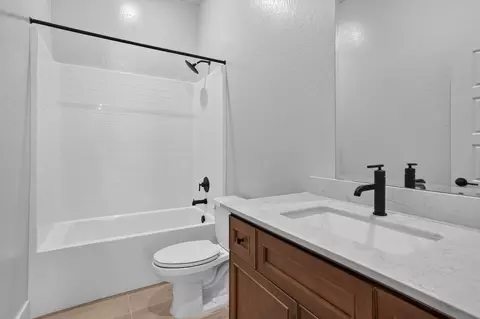Bath - 2067 N Marion Ave, Clovis, CA 93619 photo 2 of 4