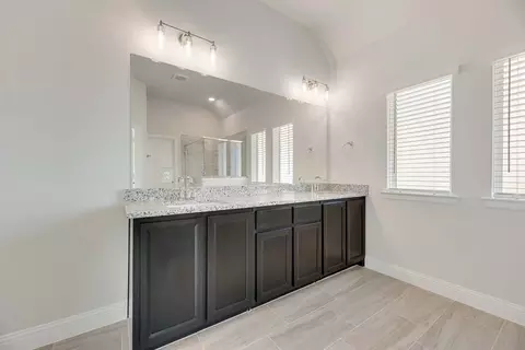 Bath - 601 Trinity St, Van Alstyne, TX 75495 photo 5 of 6