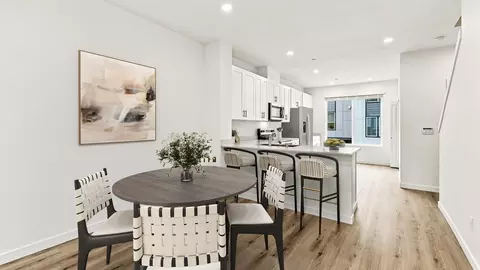 16830 20th Ave W E8, Lynnwood, WA 98037
