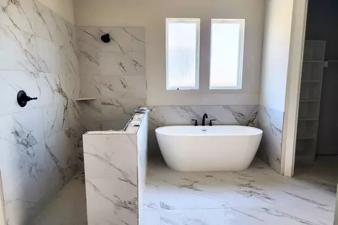 Bath - 2016 Grey Birch Pl, Aledo, TX 76008 photo 2 of 3