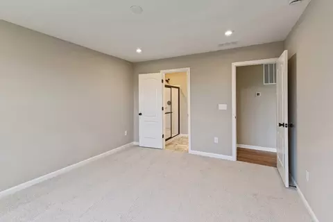 Bedroom - 3198 Belleglade Dr, Covington, KY 41015 photo 2 of 7