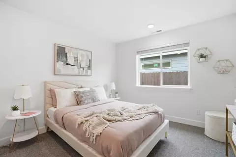 Bedroom - 894 E Maple Brook Ave, Hermiston, OR 97838 photo 8 of 12