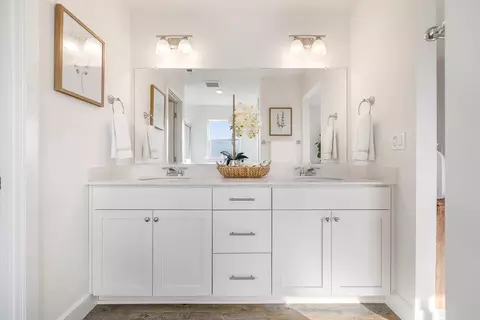 Bath - 894 E Maple Brook Ave, Hermiston, OR 97838 photo 1 of 10