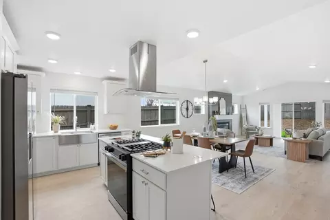 Kitchen - 894 E Maple Brook Ave, Hermiston, OR 97838 photo 4 of 13