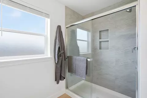 Bath - 894 E Maple Brook Ave, Hermiston, OR 97838 photo 7 of 10