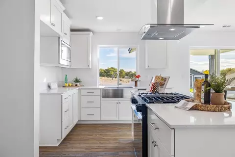 Kitchen - 894 E Maple Brook Ave, Hermiston, OR 97838 photo 3 of 13