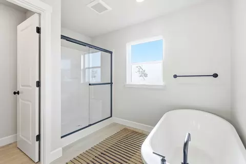 Bath - 894 E Maple Brook Ave, Hermiston, OR 97838 photo 4 of 10