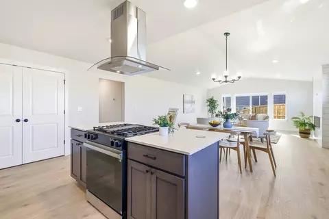Kitchen - 894 E Maple Brook Ave, Hermiston, OR 97838 photo 8 of 13