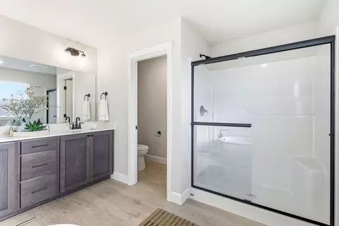 Bath - 894 E Maple Brook Ave, Hermiston, OR 97838 photo 5 of 10