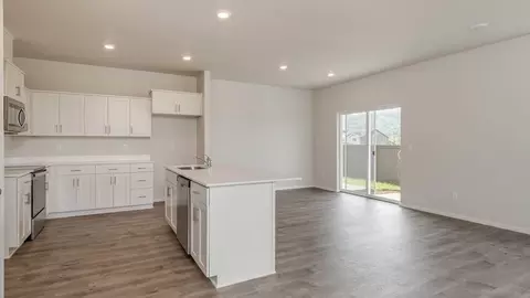 Living - 3409 SW Thomas Ave, Gresham, OR 97080 photo 2 of 3
