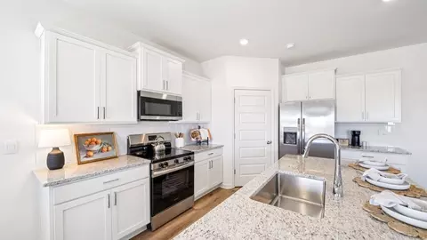 Kitchen - 1075 Gadwall Dr, Alabaster, AL 35007 photo 4 of 6