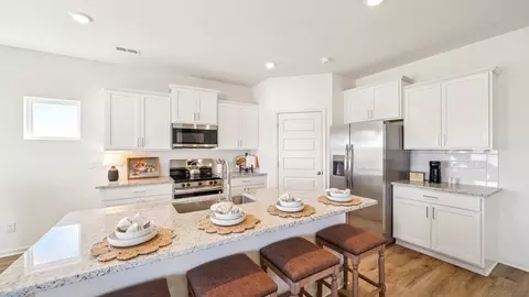 Kitchen - 1075 Gadwall Dr, Alabaster, AL 35007 photo 3 of 6