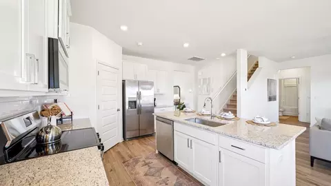 Kitchen - 1075 Gadwall Dr, Alabaster, AL 35007 photo 5 of 6