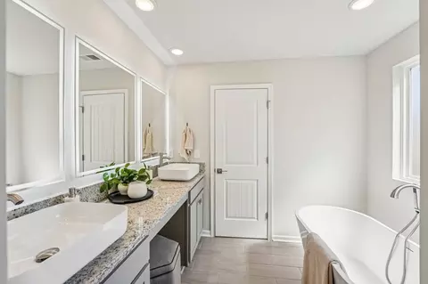 Bath - 302 Glenhaven Dr, Lagrange, GA 30241 photo 4 of 5