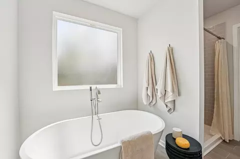 Bath - 302 Glenhaven Dr, Lagrange, GA 30241 photo 5 of 5