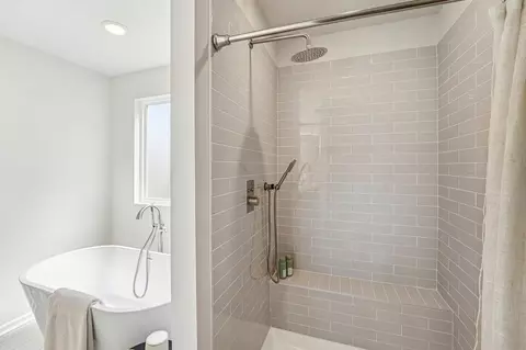 Bath - 302 Glenhaven Dr, Lagrange, GA 30241 photo 3 of 5