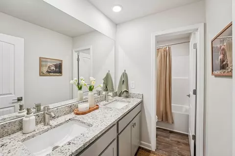 Bath - 302 Glenhaven Dr, Lagrange, GA 30241 photo 1 of 5