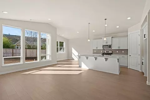 Living - 1141 Pumpkin Rdg, Eagle Point, OR 97524 photo 1 of 3