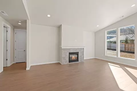 Living - 1141 Pumpkin Rdg, Eagle Point, OR 97524 photo 2 of 3