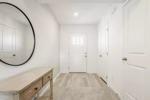 Entry Way - 203 Scorsese St, Springfield, OH 45505 photo 2 of 10