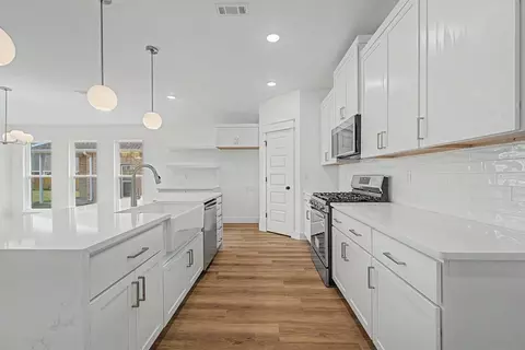 Kitchen - 1090 Garrett Ln, Centerton, AR 72719 photo 5 of 11