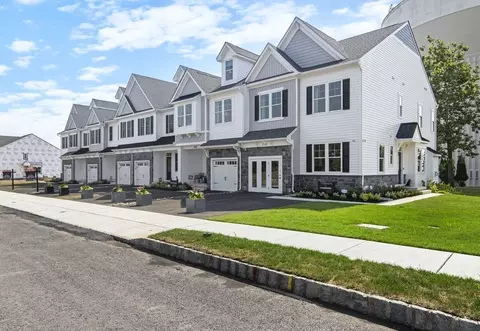 200 Foxhedge Rd, Chalfont, PA 18914