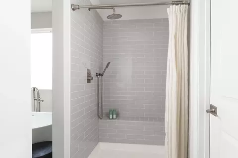 Bath - 121 Shenandoah Ln, Lagrange, GA 30241 photo 3 of 5