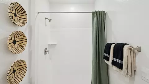 Bath - 1419 E Harwell Rd, Phoenix, AZ 85042 photo 3 of 8