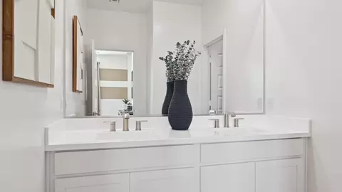 Bath - 1419 E Harwell Rd, Phoenix, AZ 85042 photo 6 of 8