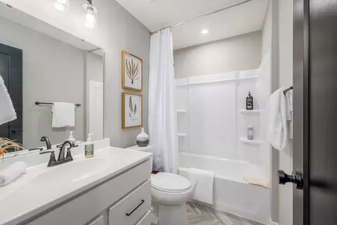 Bath - 3198 Belleglade Dr, Covington, KY 41015 photo 5 of 7