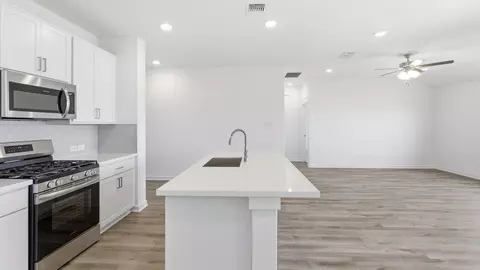 Kitchen - 2719 Echinacea Path, Converse, TX 78109 photo 2 of 6